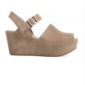 Chocolat Blue Wagga Taupe suede size 7